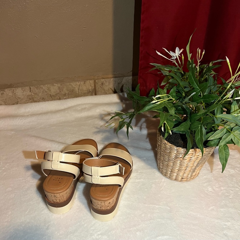 Memory Foam 
Tan/ Abagail 
Size 9